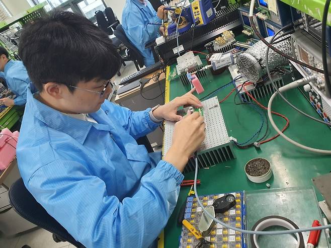 안준안 연구원이 통신 제품 테스트 중이다. 과천=윤현주 기자