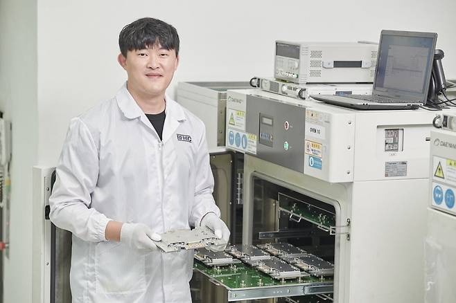 윤종식 매니저가 생산 공정을 소개하고 있다. RFHIC 제공