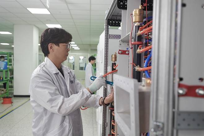 마이크로웨이브 제너레이터 시스템을 점검하고 있다. RFHIC 제공