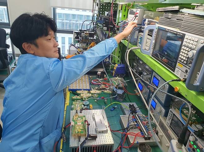 민정훈 전문 연구원이 통신 제품 개발을 하고 있다. 과천=윤현주 기자