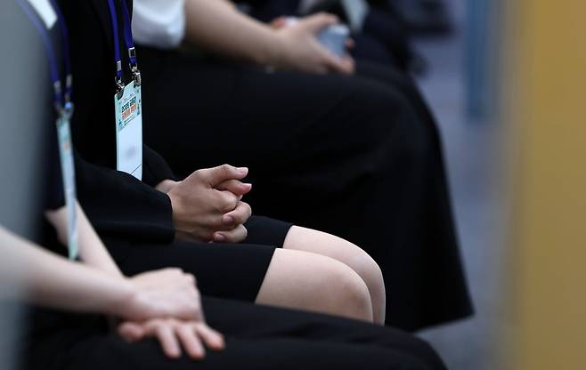 지난달 20일 오전 서울 동대문디자인플라자에서 열린 2025 금융권 공동채용 박람회에서 구직자들이 면접·채용 상담을 위해 대기하고 있다. 사진=연합뉴스