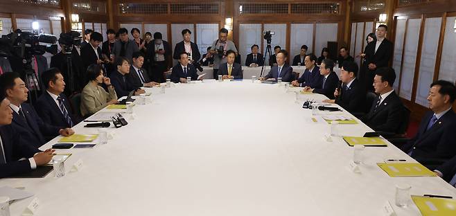 강훈식 대통령 비서실장이 7일 서울 종로구 삼청동 국무총리 서울공관에서 열린 제3차 고위당정협의회에서 발언하고 있다. 사진공동취재단