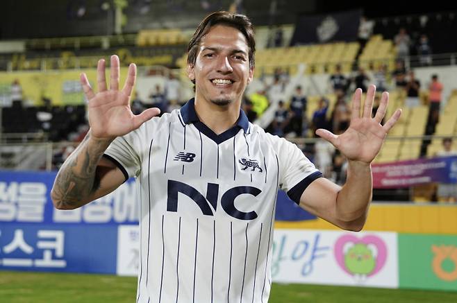 1골 1도움을 기록하며 K리그2 최단 경기 10-10을 기록한 에울레르. 서울 이랜드 제공