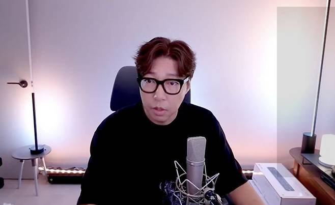 144만 구독자를 보유한 인터넷 방송인 대도서관이 지난 4일 진행한 유튜브 라이브 방송 중 일부. 대도서관은 이 방송을 끝으로 이틀 뒤인 6일 사망했다. 대도서관TV 캡처