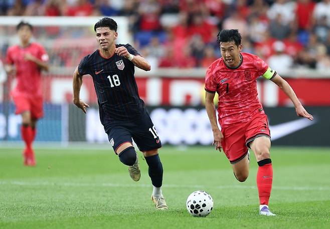 한국 축구 대표팀의 손흥민(오른쪽)이 7일(한국시간) 미국 뉴저지주 해리슨의 스포츠일러스트레이티드 스타디움에서 열린 미국과 원정 평가전에서 드리블 돌파를 시도하고 있다. 연합뉴스
