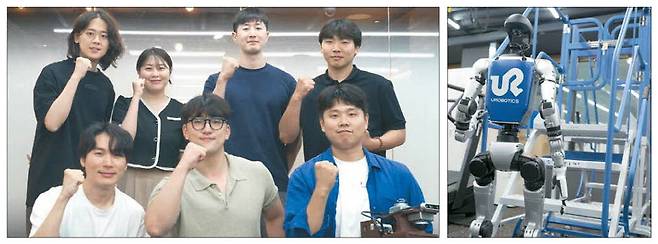 유병호 대표(뒷줄 왼쪽 첫째)와 오민호·이동규 공동 최고기술책임자(앞줄 왼쪽 둘째부터) 등 유로보틱스 직원들이 연구실에서 주먹을 불끈 쥐며 웃고 있다. 오른쪽 사진은 계단을 오르는 유로보틱스 휴머노이드. 유로보틱스