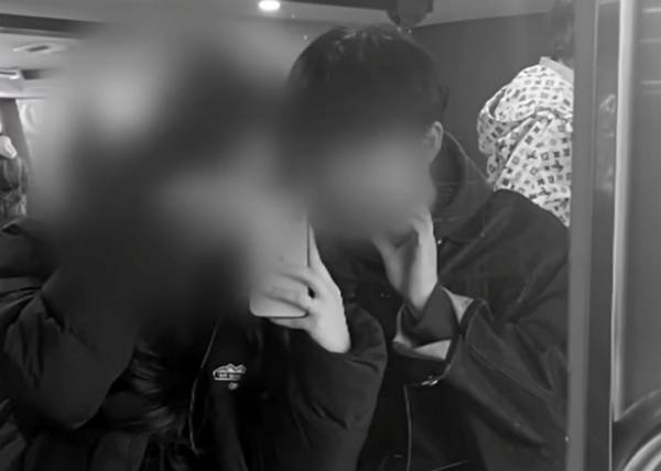 경기도 화성시 제부도에서 한 남성이 BJ와 공모해 여자친구를 성폭행하고 이를 촬영까지 한 사건이 발생했다. 사진은 피해자와(왼쪽) 특수강간 혐의 피의자인 남자친구 모습. /사진=JTBC '사건반장' 캡처