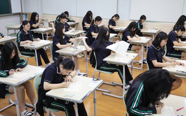 2026학년도 대학수학능력시험 9월 모의평가 시험일인 3일 오전 부산 금정구 사대부고 학생들이 시험을 준비하고 있다. 연합뉴스