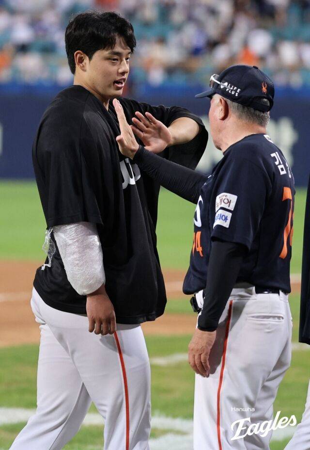 문동주(좌)와 김경문 감독(우)./한화 이글스