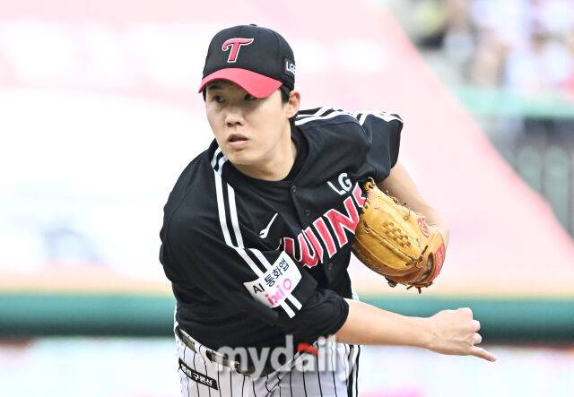 17일 오후 이넌광역시 문학동 인천SSG랜더스필드에서 진행된 '2025 프로야구 KBO리그' SSG랜더스와 LG트윈스의 경기. LG 선발투수 임찬규가 역투하고 있다./마이데일