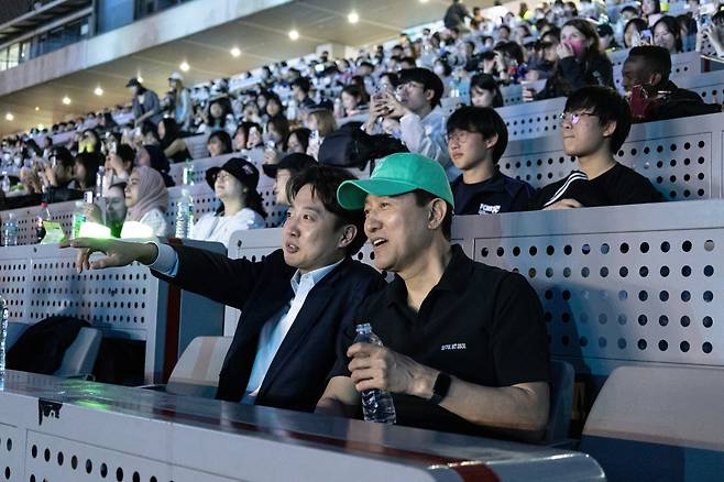 이준석 당시 개혁신당 대선후보(왼쪽)가 지난 4월 30일 서울월드컵경기장에서 오세훈 서울시장과 서울스프링페스타 원더쇼 개막식을 관람하고 있다. 이준석 캠프 제공