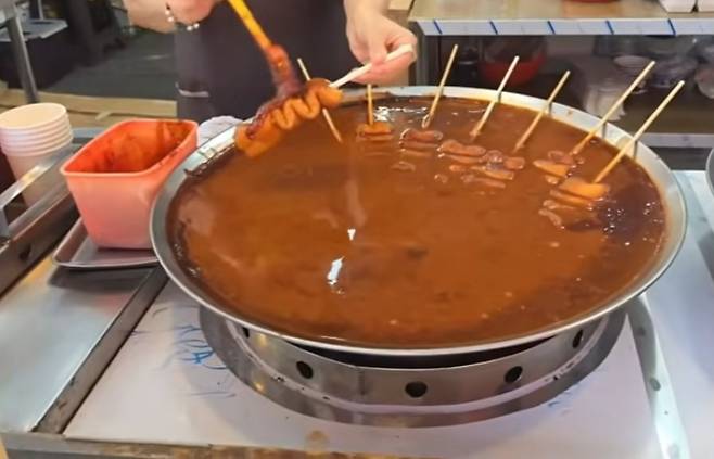 부산 기장군 해동용궁사 인근에서 판매 중인 개당 3천원 어묵. 유튜브 영상 캡처