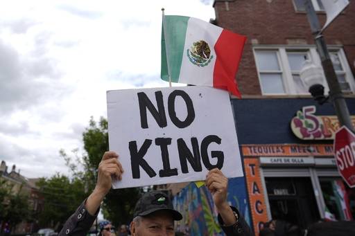 6일(현지시간) 미국 시카고에서 한 주민이 멕시코 국기와 함께 “국왕은 없다”라고 적힌 손팻말을 든 채 도널드 트럼프 대통령을 규탄하고 있다. 오는 16일은 멕시코의 제215주년 독립 기념일이다. AP연합뉴스