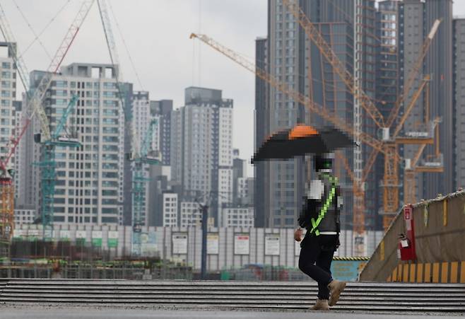 경남 김해시 롯데건설 아파트 공사현장에서 근로자 1명이 굴착기에 치여 숨지는 사고가 발생했다. 사진은 서울 시내 공사현장 모습. 기사와 특정내용과 무관. 뉴시스 자료사진