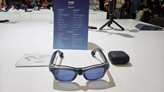 5일(현지시간) 개막한 유럽 최대 가전 전시회 ‘IFA 2025’에 전시된 키위의 메타 스마트글래스용 무선 충전기. 이어폰 모양처럼 생긴 무선 충전기를 안경다리 끝에 결합한 모습. 이를 통해 안경을 쓴 채로 충전을 할 수 있다. 베를린=허진 기자