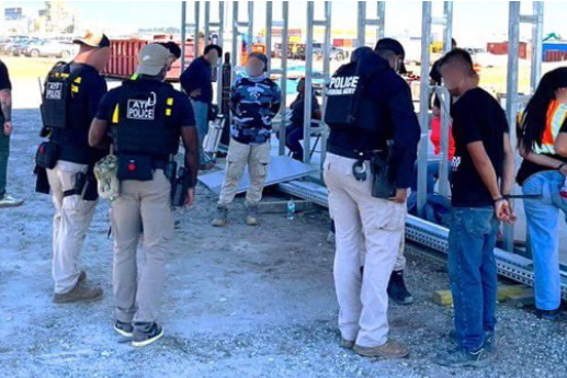 미국 이민당국이 4일(현지시간) 조지아주에 위치한 현대자동차와 LG에너지솔루션이 공동으로 건설 중인 조지아주 브라이언 카운티 소재 전기차 배터리 공장 건설현장을 급습해 불법체류자 혐의가 있는 450여명을 체포했다.뉴스1