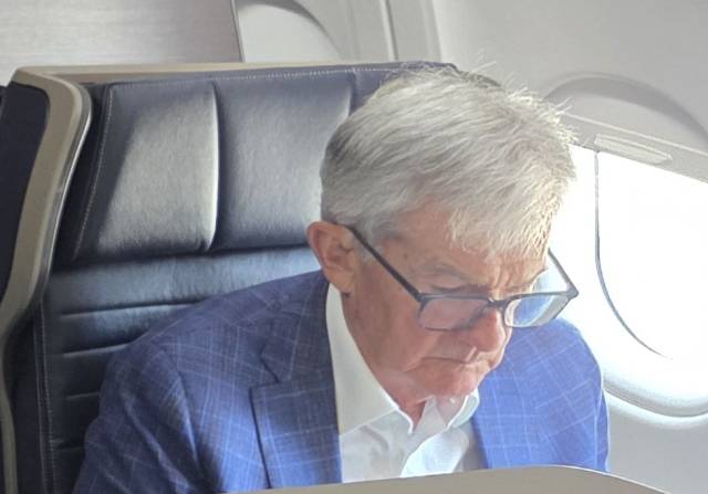 지난달 23일(현지 시간) 연준 연례 경제정책 심포지엄(잭슨홀미팅)을 마친 뒤 미국 와이오밍주 잭슨홀 공항 여객기 안에서 서울경제 취재진과 마주친 제롬 파월 의장. 파월 의장은 목적지를 경유하며 이동하는 와중에도 항공기를 옮겨타며 기내에서 노트북과 휴대폰으로 쉬지 않고 업무를 봤다. 와이오밍=윤경환 특파원