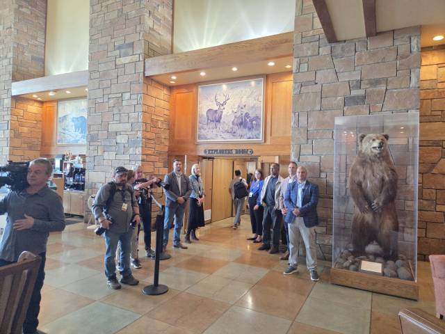 연준 연례 경제정책 심포지엄(잭슨홀미팅) 참석자들이 지난달 21일(현지 시간) 미국 와이오밍주 ‘잭슨 레이크 로지’ 호텔에 마련된 행사장에 들어서고 있다. 와이오밍=윤경환 특파원