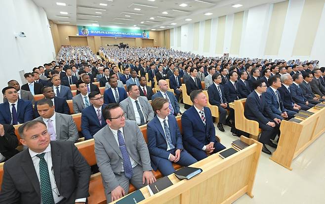 ‘예산 하나님의 교회’에서 열린 헌당식에 예산, 공주, 당진 등 충청권 신자들과 미국에서 방한한 해외 신자들이 참여하고 있다
