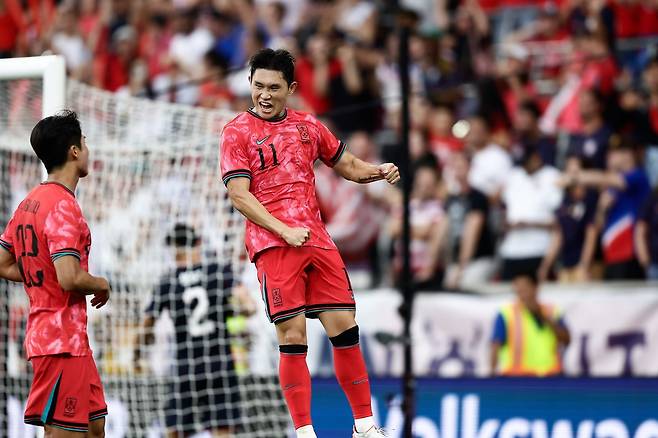 축구대표팀 이동경(11번)이 7일(한국시간) 뉴저지주 스포츠일러스트레이티드 스타디움에서 열린 미국과 평가전에서 전반 막판 쐐기골을 터트린 뒤 환호하고 있다. 사진제공|대한축구협회