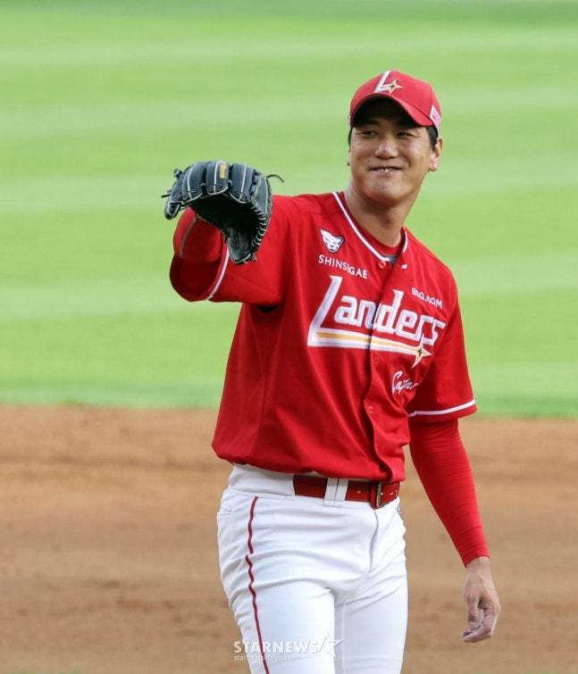 SSG 선발 김광현이 삼진을 잡고 미소를 짓고 있다. /사진=강영조 선임기자