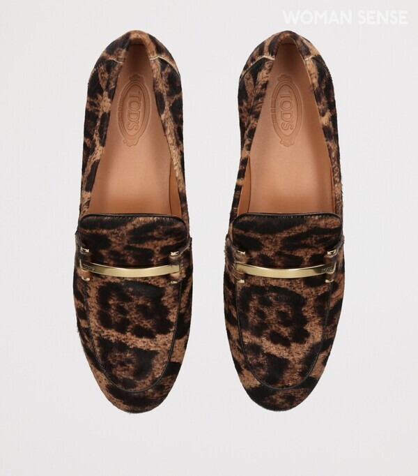 애니멀 패턴과 메달바가 더해진 카프 스킨 로퍼 1백48만원 토즈