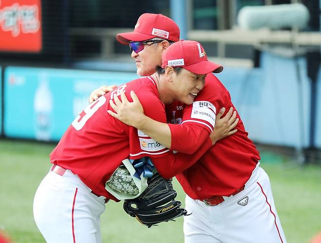 SSG 랜더스 김광현(왼쪽)이 7일 서울 잠실야구장에서 열린 2025 신한 SOL Bank KBO리그 LG 트윈스와의 팀 간 16차전에 선발등판, KBO리그 역대 세 번째 2000탈삼진을 달성한 뒤 이숭용 감독에게 축하 받는 모습. 사진 SSG 랜더스