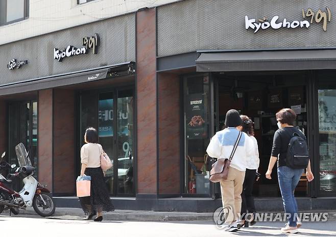 교촌치킨 (서울=연합뉴스) 이재희 기자 = 서울의 한 교촌치킨 매장. 2023.4.3 scape@yna.co.kr