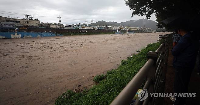 걱정스러운 시민들 (전주=연합뉴스) 정경재 기자 = 7일 밤사이 내린 많은 비로 홍수주의보가 내려진 전북 전주시 전주천 서천교에서 시민들이 불어난 물을 걱정스럽게 바라보고 있다. 2025.9.7 jaya@yna.co.kr