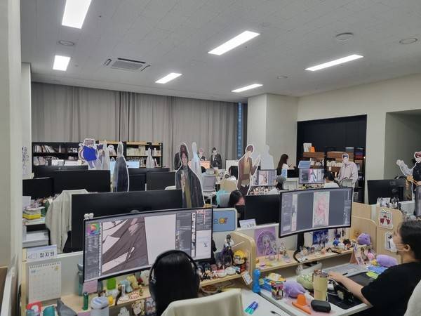 북극여우 사무실. 직원들이 편집 업무를 하고 있다.