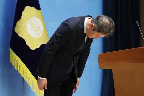 조국혁신당 황현선 사무총장이 지난 7일 서울 여의도 국회 소통관에서 당내 성 비위 사건에 대해 사과하고 사퇴 의사를 밝힌 뒤 인사하고 있다. 연합뉴스