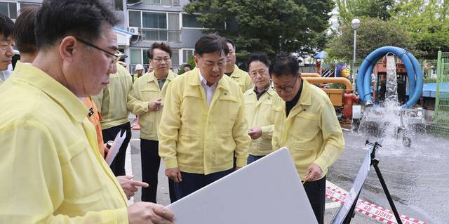7일 김관영 전북특별자치도지사가 집중호우로 침수 피해를 입은 군산 문화삼성아파트 및 문화동 상가를 찾아 피해현황을 보고받고 있다./사진=전북도.