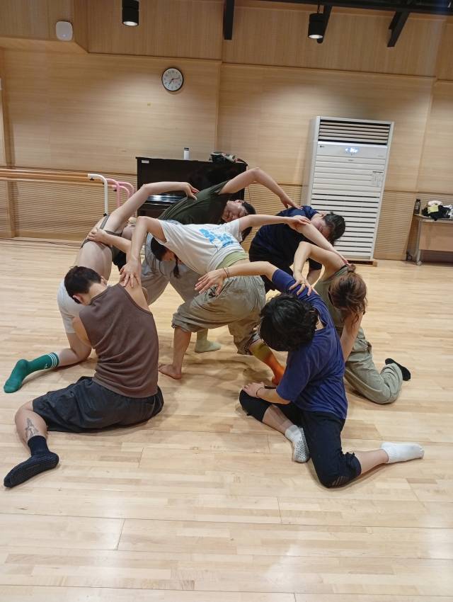 하야로비무용단 '체념증후군' 연습 모습. 하야로비무용단 제공
