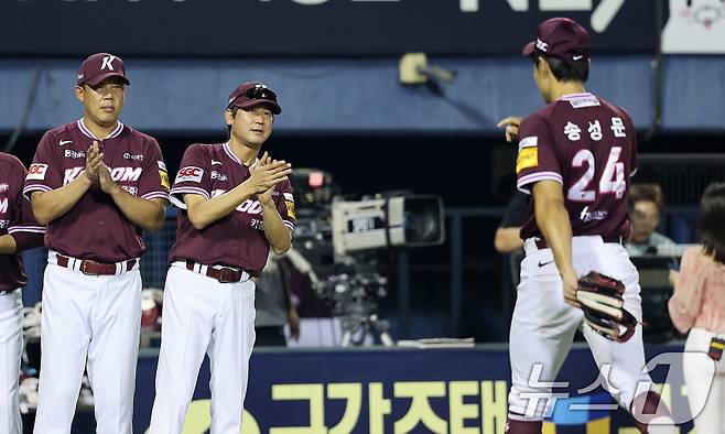 31일 오후 서울 잠실야구장에서 열린 2025 신한 SOL뱅크 KBO리그 키움 히어로즈와 LG 트윈스의 경기에서 6-5로 승리를 거둔 키움 히어로즈 선수들이 키움 설종진 감독대행의 박수를 받고 있다. 2025.8.31/뉴스1 ⓒ News1 박지혜 기자