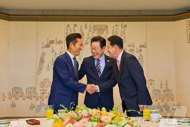 이재명 대통령이 8일 서울 용산 대통령실 청사에서 열린 여야 지도부 오찬 회동에서 정청래 더불어민주당 대표, 장동혁 국민의힘 대표가 악수하는 것을 보고 미소를 짓고 있다. (대통령실 제공. 재판매 및 DB 금지) 2025.9.8/뉴스1 ⓒ News1 이재명 기자