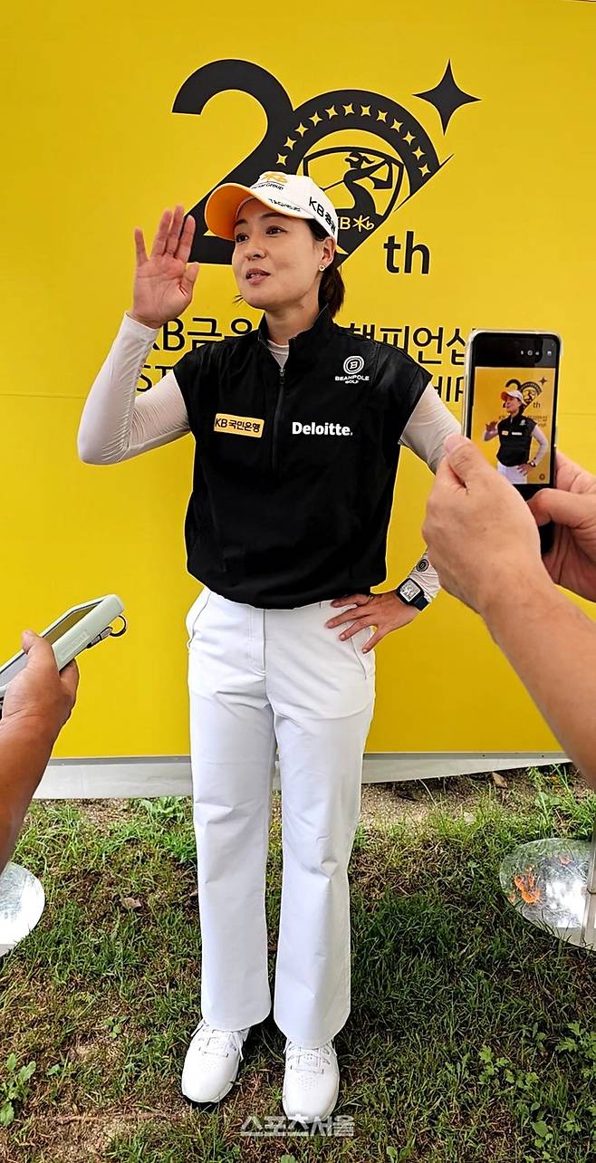 전인지가 7일 블랙스톤 이천GC에서 열린 KLPGA투어 KB금융 스타챔피언십 최종라운드를 마친 뒤 밝은 표정으로 인터뷰하고 있다. 사진 | 이천=장강훈 기자 zzang@sportsseoul.com