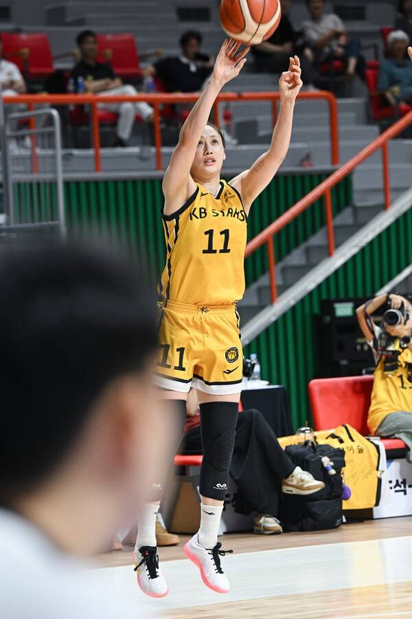 경기 중 외곽슛을 던지는 KB스타즈 강이슬. /사진=WKBL