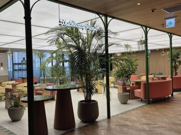 VIP라운지 답게 테이블 간 간격이 널찍하게 떨어져 있다. 폭신한 소파가 마련되어 있어 체력 충전하기에 제격이다. 이민지 기자.