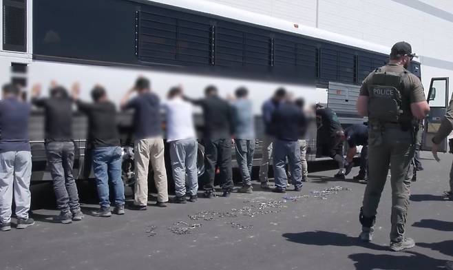 지난 4일(현지 시각) 미국 국토안보부 이민세관단속국 ICE(U.S. Immigration and Customs Enforcement)가 조지아주 내 현대자동차그룹과 LG에너지솔루션 합작 배터리 공장 건설 현장을 급습해 한국인 직원 300여 명을 기습 단속·구금했다./ICE 홈페이지