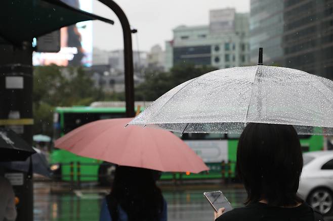 비가 내리고 있는 4일 오전 서울 세종대로사거리 횡단보도에서 우산을 쓴 시민들이 신호를 기다리고 있다. /뉴스1