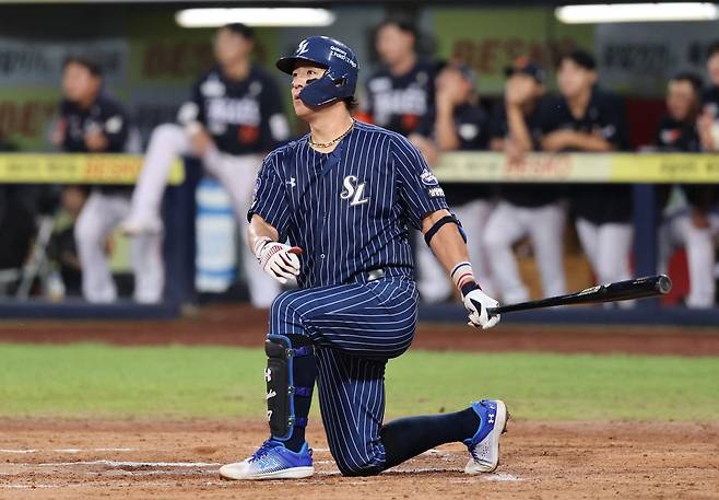 7일 안방 대구 한화전에서 6회 자신이 날린 홈런 타구를 바라보고 있는 강민호. 삼성 라이온즈 제공