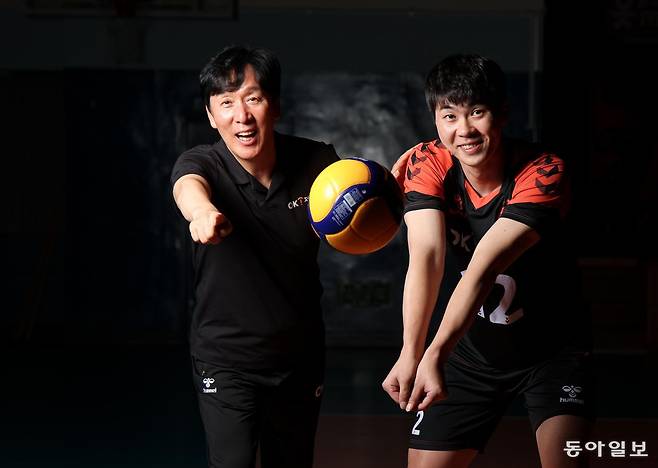 8년 만에 OK저축은행에서 다시 뭉친 신영철 감독(왼쪽)과 전광인이 4일 경기 용인시 OK저축은행 연습체육관에서 함께 카메라 앞에 섰다. 두 사람의 목표는 OK저축은행을 2025~2026시즌 리그 정상에 올려놓는 것이다. 용인=송은석 기자 silverstone@donga.com