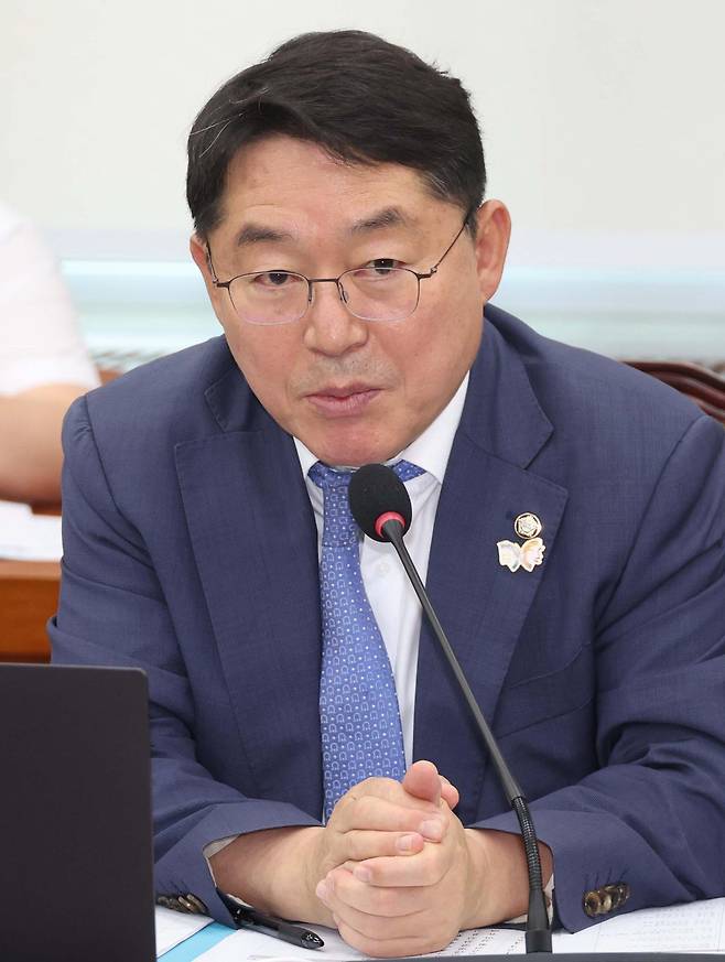 박희승 더불어민주당 의원이 25일 오후 서울 여의도 국회에서 열린 국방위원회 전체회의에서 발언을 하고 있다. 2025.08.25 뉴시스
