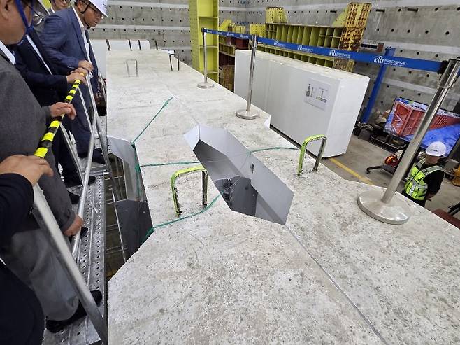 5일 경기 의왕시 철도연에서 열린 신형식 복개구조물 시공기술 시연회에서 관계자들이 복개구조물의 상부 구성요소인 거더와 거더 사이의 연결부를 관찰하고 있다. 이병구 기자 2bottle9@donga.com