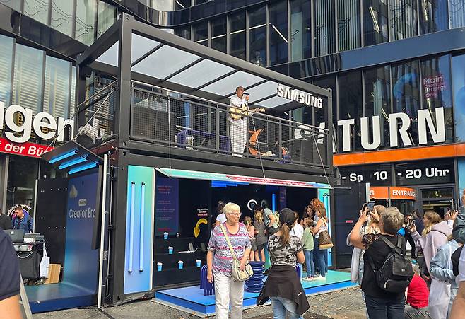 방문객들이 삼성전자가 IFA 2025 기간 중 독일 베를린의 유로파센터(Europacenter)에서 잘파 세대 대상으로 실시하는 팝업 이벤트를 체험하고 있다.