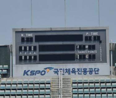 고장이 나 방치된 센터 코트 전광판. JSM 제공