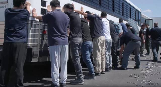 미국 이민세관단속국 ICE가 조지아주 내 현대자동차그룹과 LG에너지솔루션 합작 배터리 공장 건설 현장의 한국인 직원 300여 명을 기습 단속·구금하는 영상을 공개했다. ICE 홈페이지 캡처. 뉴스1