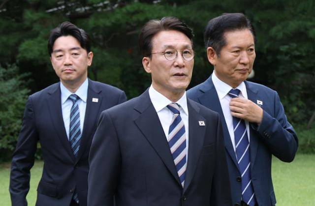 김민석 국무총리(가운데)가 7일 서울 종로구 삼청동 국무총리 서울공관에서 열린 제3차 고위당정협의회에서 정청래 더불어민주당 대표, 강훈식 대통령 비서실장과 기념촬영을 한 뒤 회의장으로 향하고 있다. 홍인기 기자