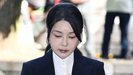 윤석열 전 대통령 부인 김건희 여사가 지난달 12일 구속 전 피의자 심문(영장실질심사)을 받기 위해 서울 서초구 서울중앙지법에 출석하고 있다. 특검팀은 자본시장법 위반(도이치모터스 주가조작 개입 의혹), 정치자금법 위반(명태균 공천개입 의혹), 특정범죄 가중처벌법상 알선수재(건진법사 통일교 청탁 의혹) 혐의로 구속영장을 청구했다. 연합뉴스