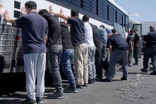 미 당국에 불법체류로 적발된 조지아 공장 근로자들 / 사진=EPA
